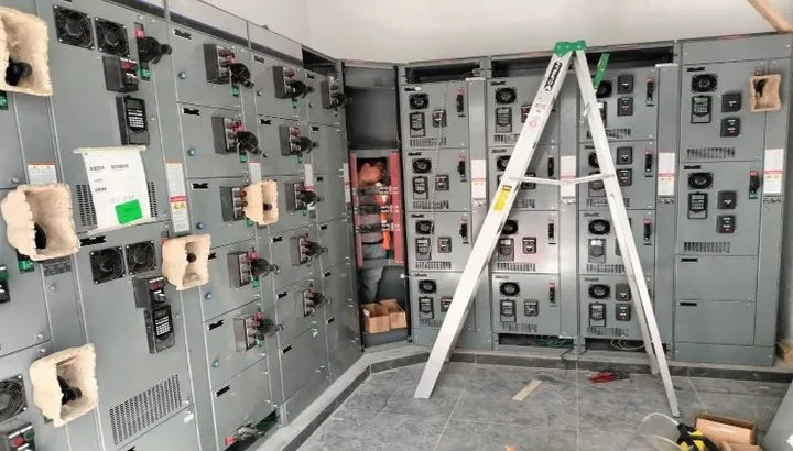 Centro de control de motores y variadores de frecuencia en cuarto eléctrico