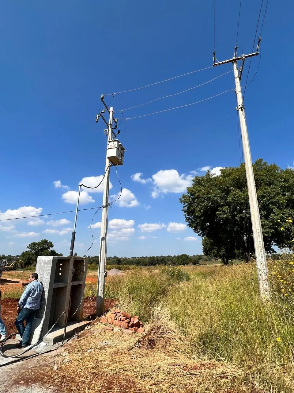 Poste de distribución aérea con cuchillas y equipo de seccionamiento
