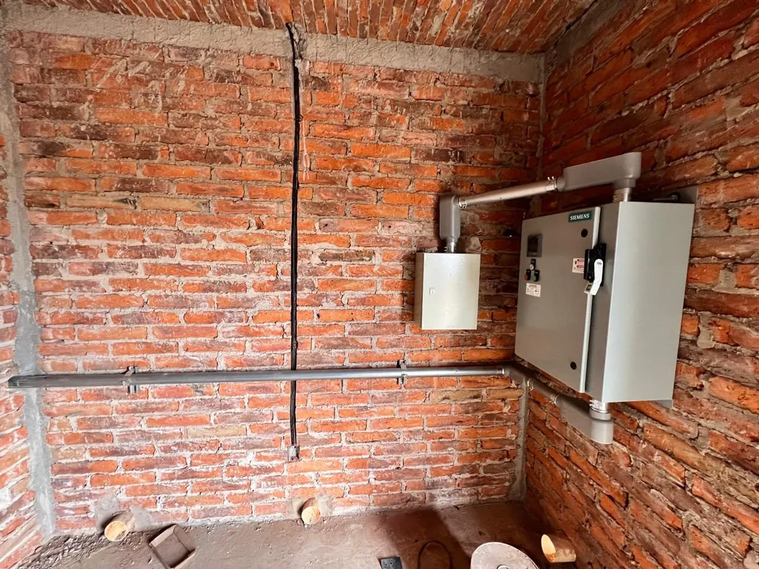 Arrancador y canalización eléctrica instalados en muro