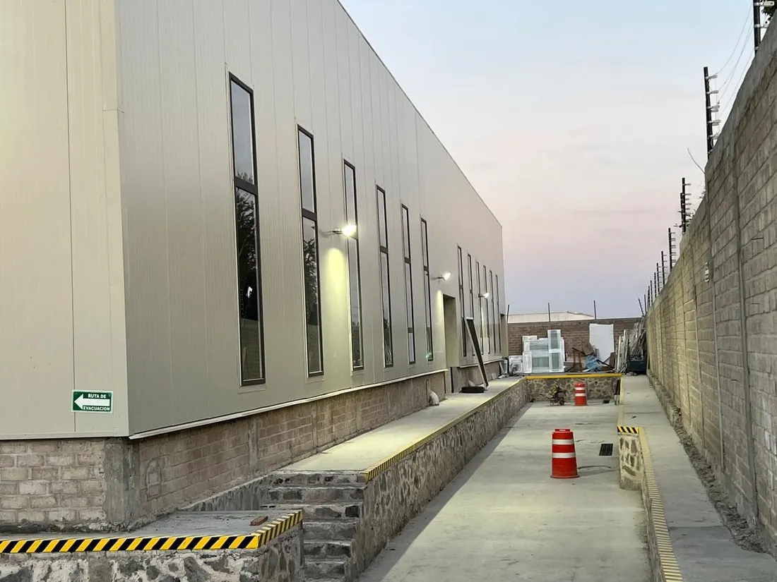 Nave industrial concluida con alumbrado exterior en operación