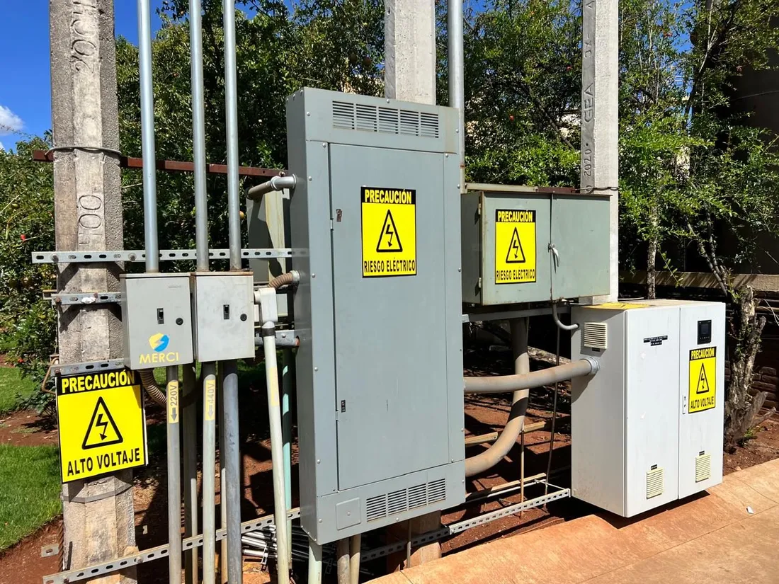 Tableros y canalización eléctrica instalados a la intemperie