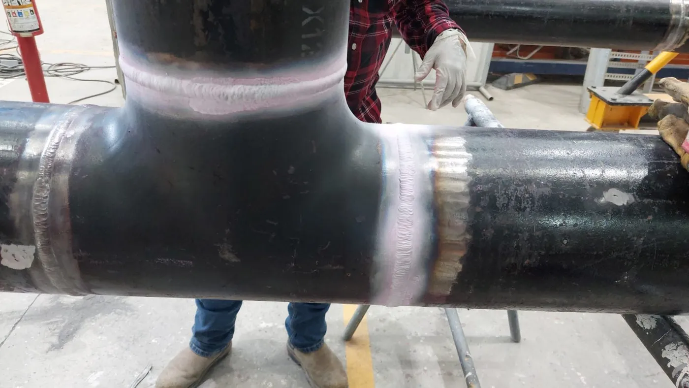Soldadura de una conexión en tee sobre tubería de proceso