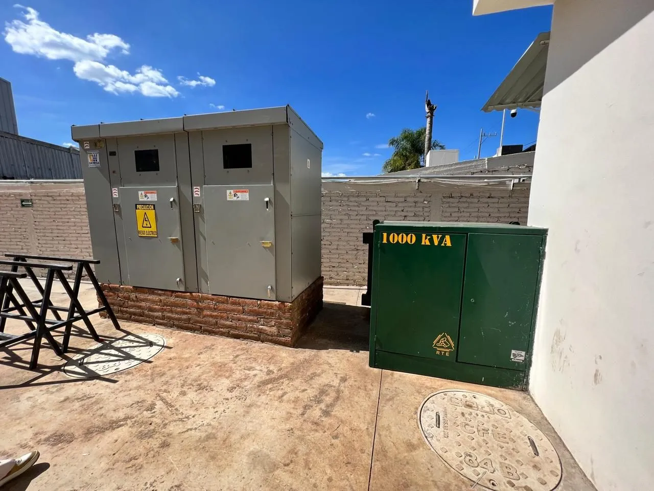 Subestación compacta y transformador tipo pedestal instalados junto a un inmueble