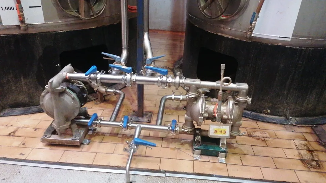 Bombas de diafragma y manifold sanitario instalados en piso de planta
