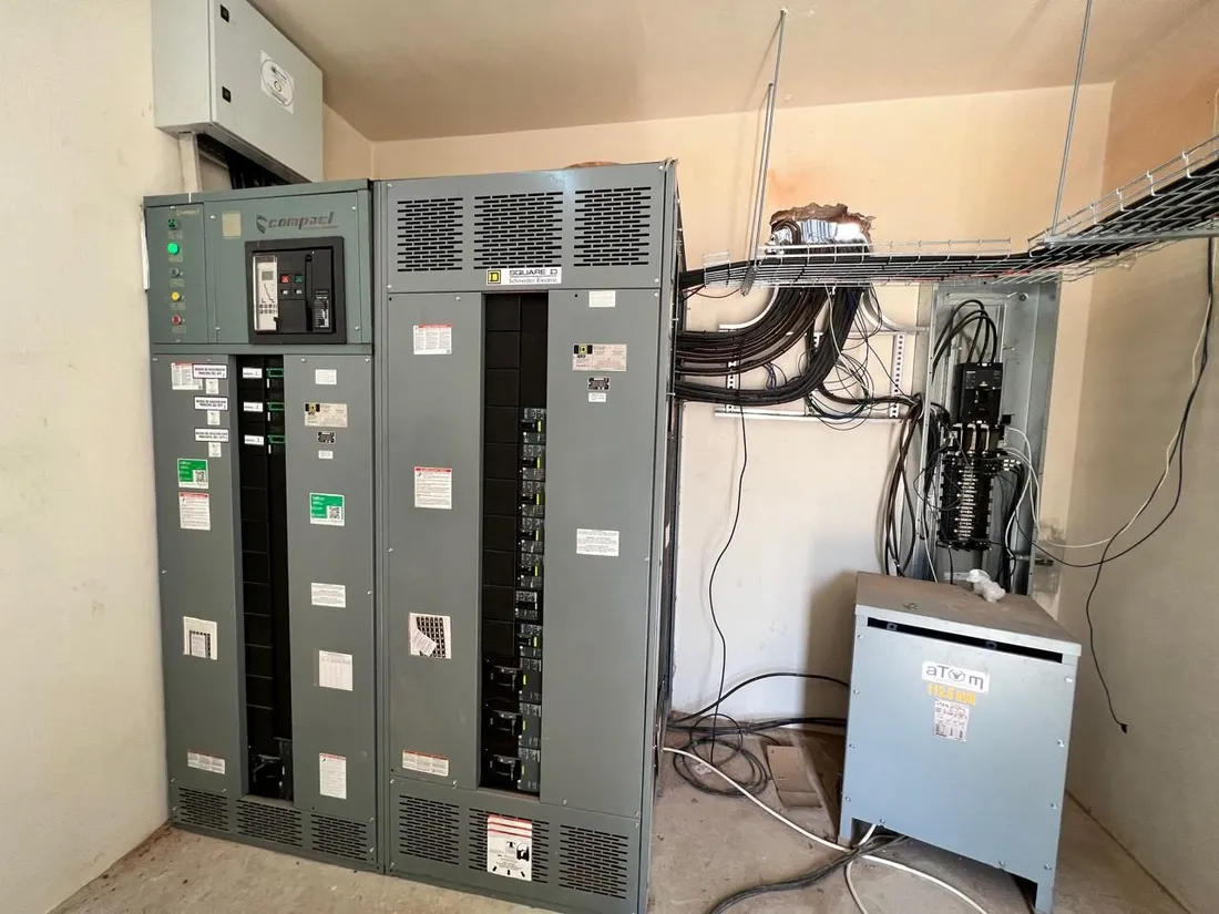 Cuarto eléctrico con tableros generales y transformador seco